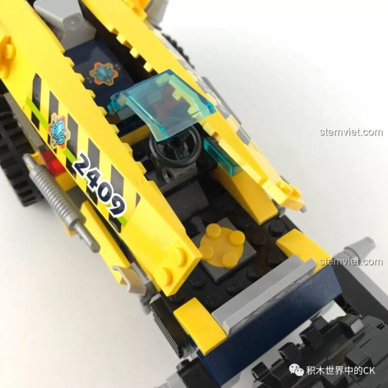 Mặt bên của thân xe bộ đồ chơi mô hình Enlighten 2409 Xe Khoan Địa Chất, cho thấy các chi tiết thiết kế và cấu trúc, đồ chơi mô hình giá tốt.