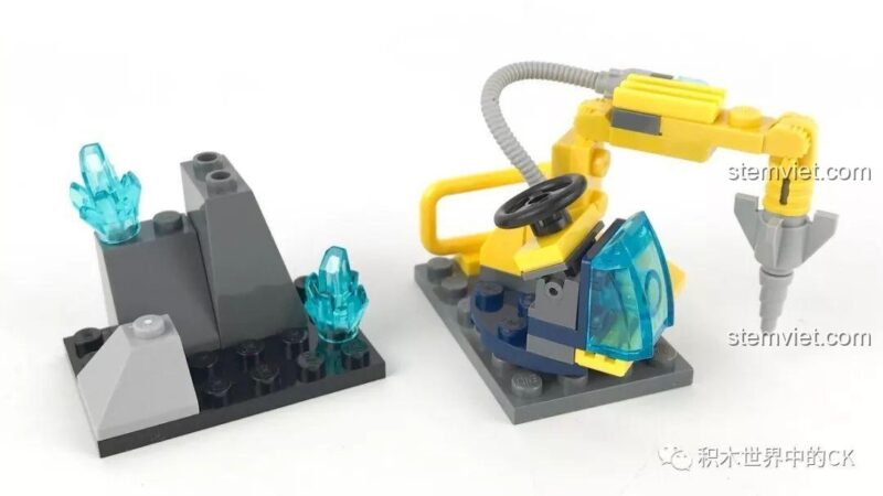 Tiến trình lắp ráp bộ xếp hình Enlighten 2409 Xe Khai Thác Khoáng Sản, cho thấy việc gắn các chi tiết lớn và hình thành thân xe, bộ lắp ghép tương thích LEGO®.