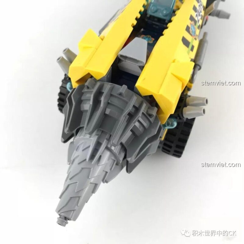 Chi tiết thân xe của bộ xếp hình Enlighten 2409 Xe Khai Thác Khoáng Sản, với các đường nét thiết kế và decal số 2409, đồ chơi lắp ráp chất lượng cao.