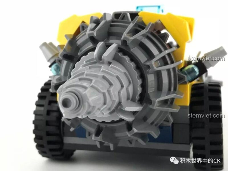 Cận cảnh đầu khoan khổng lồ của bộ lắp ghép Enlighten 2409 Xe Công Trình Khoan, thể hiện khả năng khai phá mạnh mẽ, đồ chơi mô hình cho bé trai.
