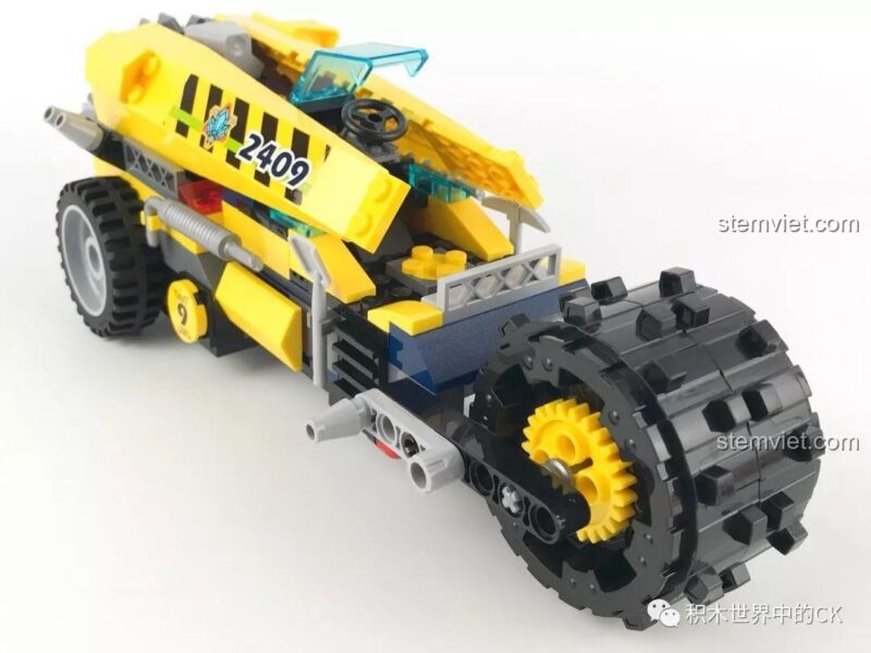 Góc nhìn phía sau của bộ xếp hình Enlighten 2409 Xe Khai Thác Khoáng Sản, cho thấy bánh xe lớn và chi tiết động cơ, đồ chơi lắp ráp chất lượng cao.