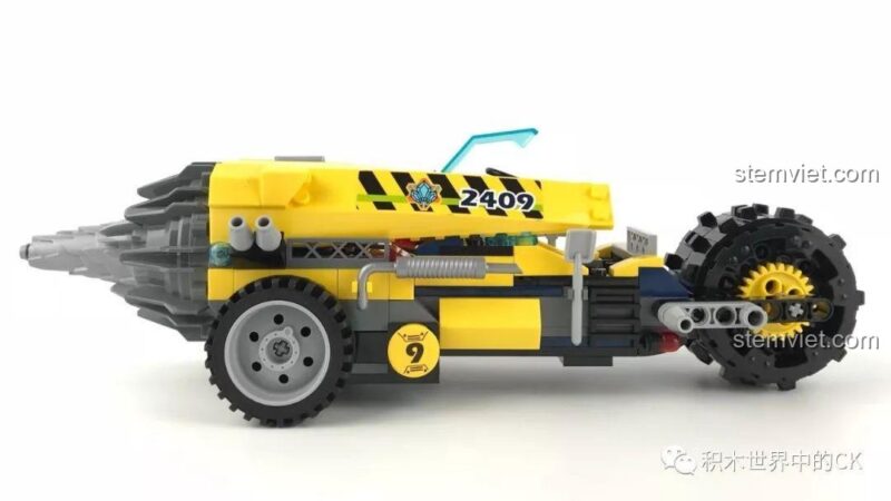 Góc nhìn phía trước của bộ đồ chơi mô hình Enlighten 2409 Xe Khoan Địa Chất, nổi bật đầu khoan lớn và thiết kế mạnh mẽ, bộ lắp ghép giá tốt.