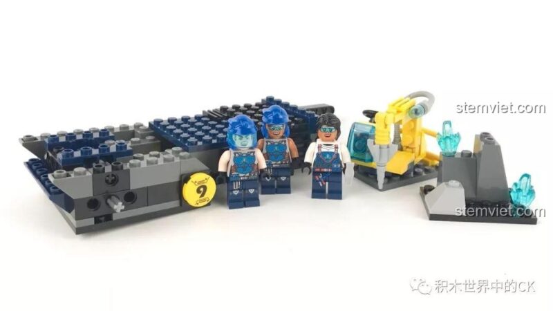 Mặt sau của nhóm minifigures từ bộ lắp ghép Enlighten 2409 Xe Khoan Rồng Đất, cho thấy chi tiết in ấn trên lưng trang phục, đồ chơi lắp ráp chất lượng cao.