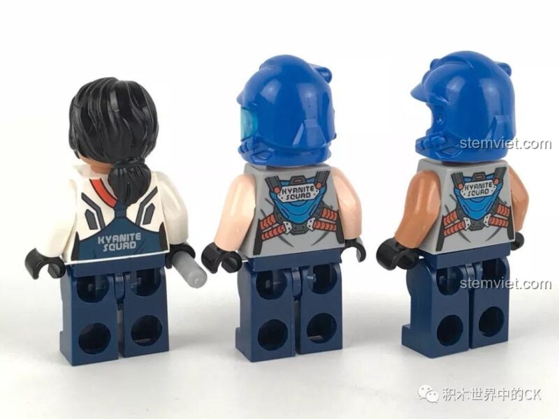 Nhóm 3 minifigures Lý, Leo, Mandy từ bộ xếp hình Enlighten 2409 Xe Công Trình Khoan, đứng cùng nhau, thể hiện sự sẵn sàng cho cuộc phiêu lưu.