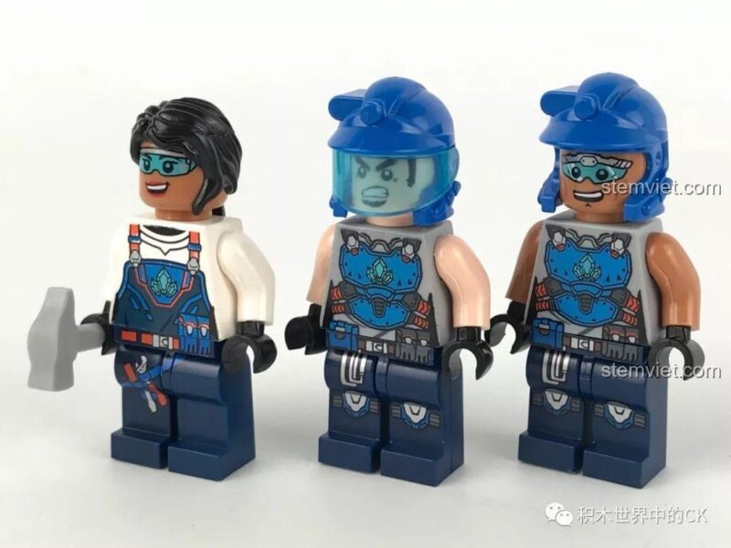 Minifigure Mandy từ bộ đồ chơi mô hình Enlighten 2409 Xe Khai Thác Khoáng Sản, với trang phục công nhân và kính bảo hộ, thể hiện sự đa dạng nhân vật.