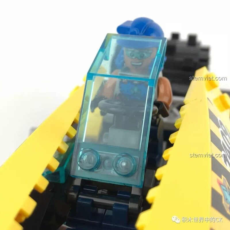 Buồng lái của bộ xếp hình Enlighten 2409 Xe Khai Thác Khoáng Sản, thiết kế cho minifigure đứng lái, mang lại cảm giác chân thực khi điều khiển.