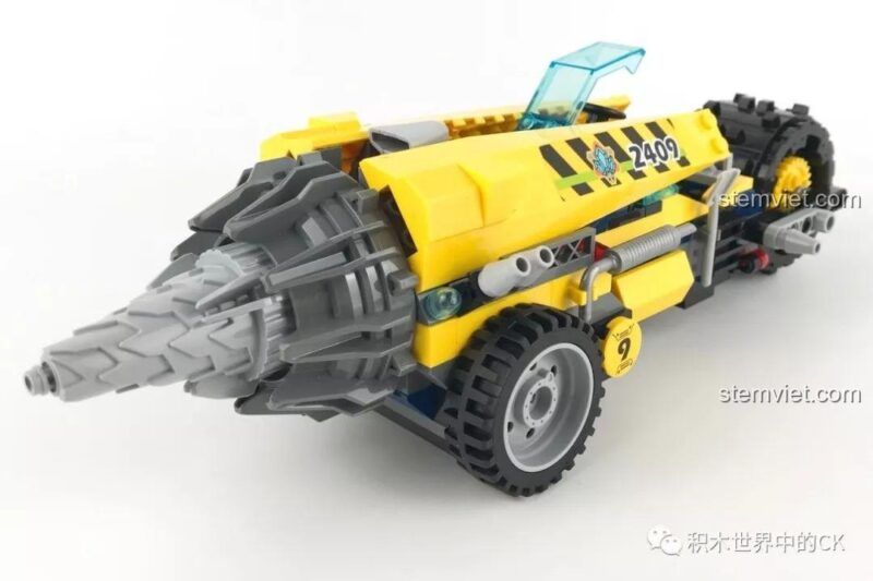 Cảnh quan nhỏ đi kèm bộ lắp ghép Enlighten 2409 Xe Công Trình Khoan, bao gồm máy khoan phụ và các tinh thể năng lượng, tăng cường trải nghiệm chơi.
