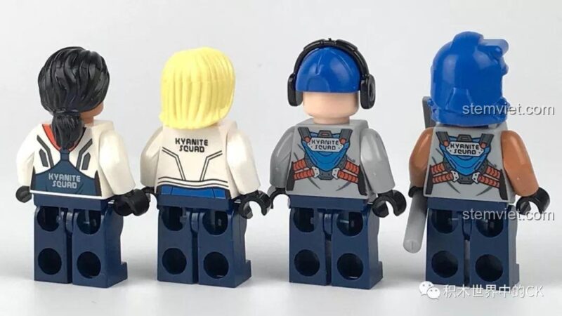Tất cả 4 minifigure của Xe khai thác tinh thể Keeppley 10, ảnh chụp review người dùng