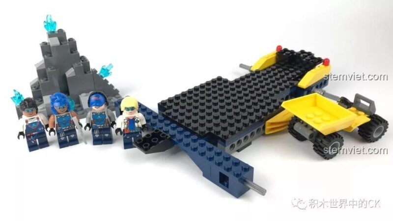 Mặt sau của 4 minifigure bộ đồ chơi lắp ráp Xe đào mỏ, ảnh chụp review người dùng
