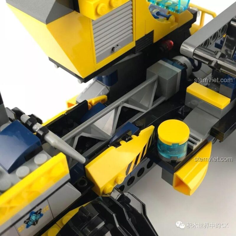 Bàn điều khiển phía sau của bộ lắp ghép Máy xúc khổng lồ, ảnh chụp review người dùng