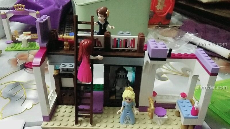 Chi tiết giá sách đầy ắp tri thức trong bộ lắp ghép Hoàng gia Ngự Thư Phòng Enlighten 2608, đồ chơi lắp ráp Thư viện Công chúa, khuyến khích tình yêu đọc sách