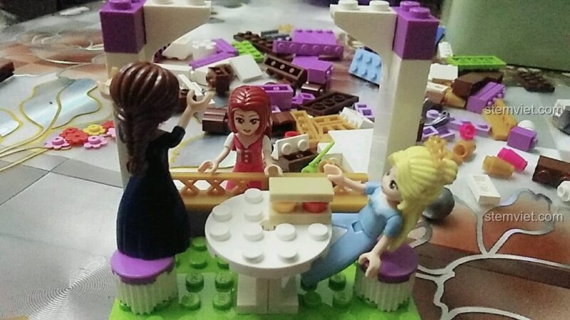 Công chúa Leah và Lucy thư giãn bên bàn trà trong bộ xếp hình Lâu đài Công chúa Leah Enlighten 2608, đồ chơi mô hình Thư viện Hoàng gia, mang đến trải nghiệm chơi sáng tạo
