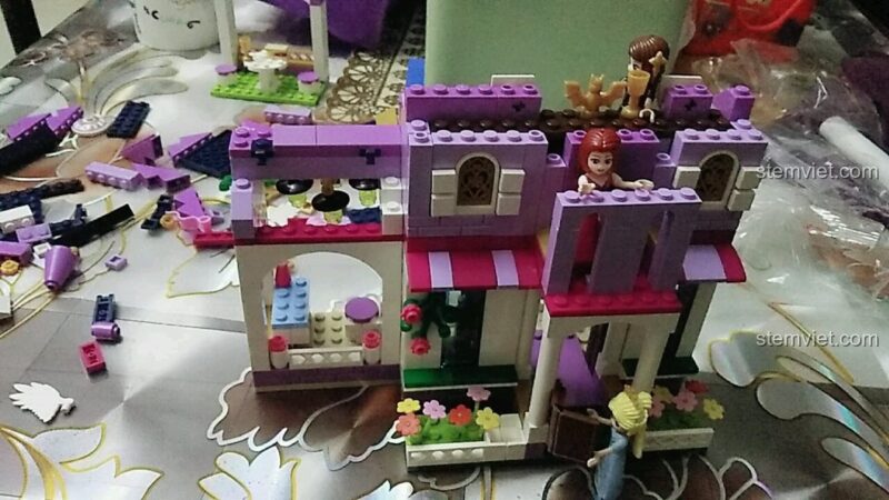 Khu vực trưng bày cúp và giải thưởng trong bộ lắp ghép Hoàng gia Ngự Thư Phòng Enlighten 2608, đồ chơi lắp ráp Thư viện Công chúa, truyền cảm hứng cho bé gái