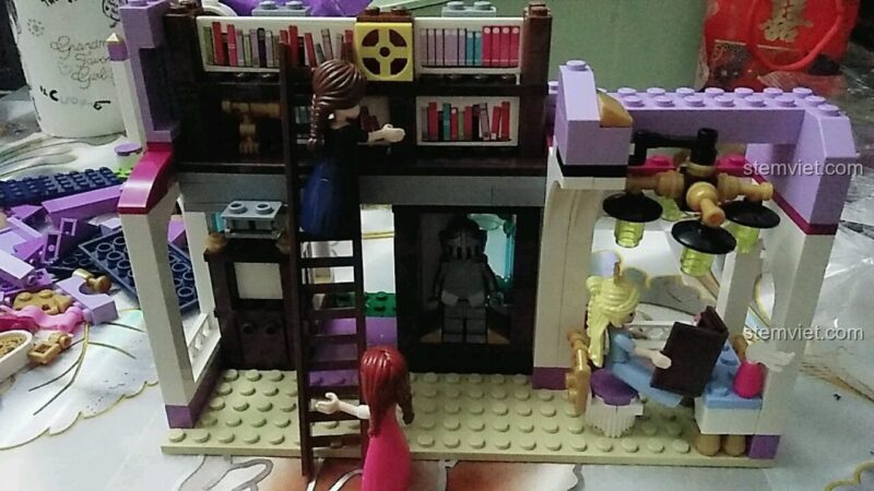 Khu vực đọc sách ấm cúng của Công chúa Leah trong bộ xếp hình Lâu đài Công chúa Leah Enlighten 2608, đồ chơi mô hình Thư viện Hoàng gia, tạo không gian học tập lý tưởng