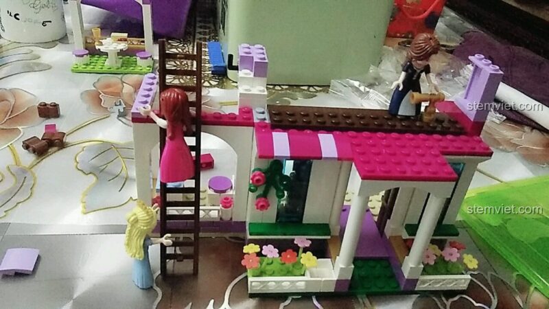 Lắp đặt thang trong bộ xếp hình Lâu đài Công chúa Leah Enlighten 2608, đồ chơi mô hình Thư viện Hoàng gia, tăng cường khả năng tư duy không gian