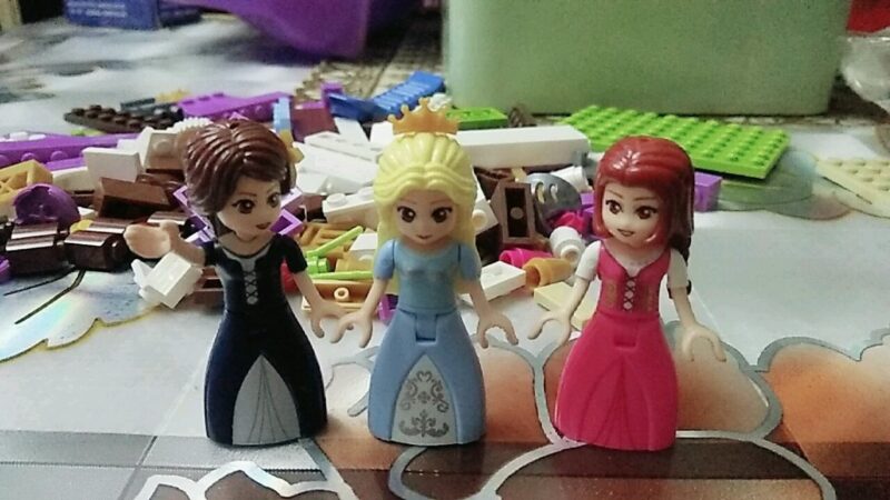 Ba minifigures Công chúa Leah, Lucy và Lina trong bộ lắp ghép Hoàng gia Ngự Thư Phòng Enlighten 2608, đồ chơi lắp ráp Thư viện Công chúa, phù hợp bé gái 6 tuổi