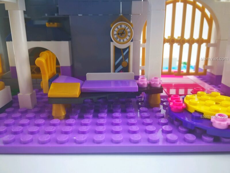 Chi tiết đồng hồ và bàn tiệc trong lâu đài thiên thần Enlighten 2612, đồ chơi lắp ráp lâu đài cho bé gái 6 tuổi