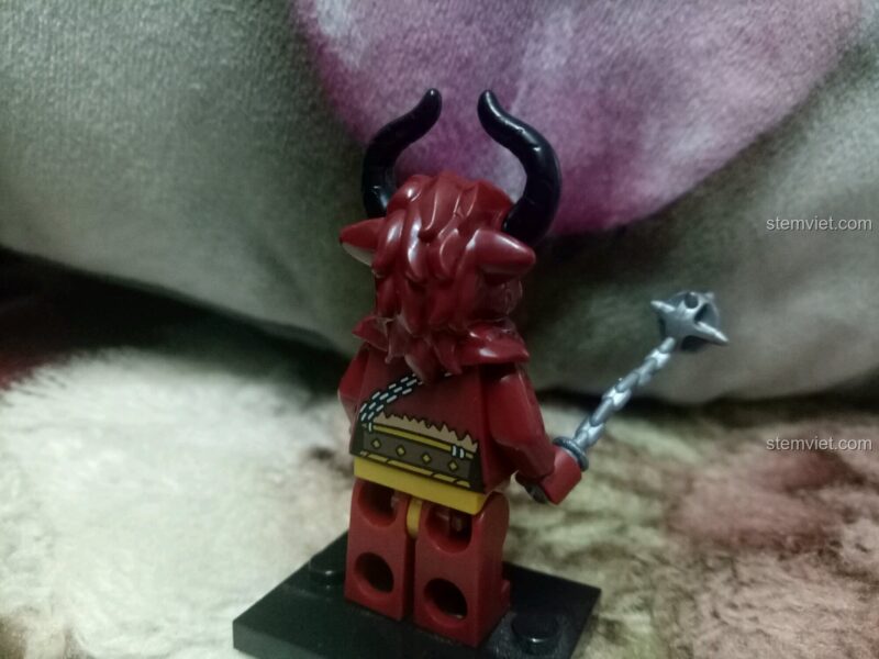 Mặt lưng minifigure Hồng Ma Tướng trong bộ đồ chơi lắp ráp Qman 3801
