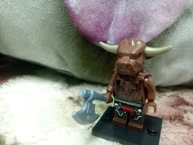 Minifigure Ngưu Ma Binh A với rìu trong bộ đồ chơi mô hình Enlighten 3801