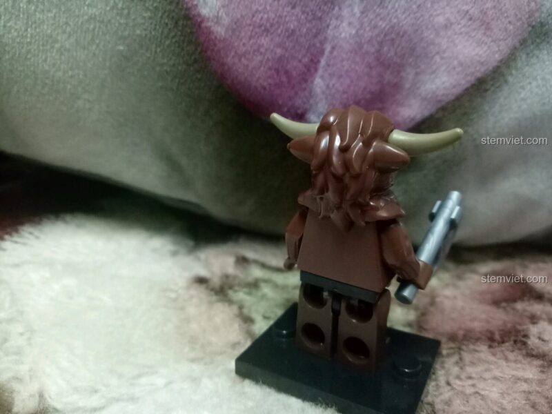Mặt lưng minifigure Ngưu Ma Binh A trong bộ lắp ghép Enlighten 3801