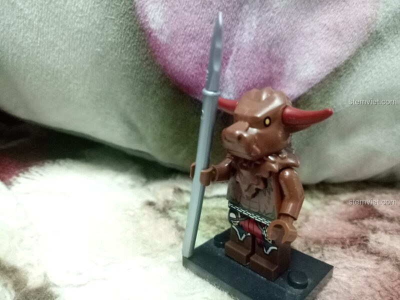 Minifigure Ngưu Ma Binh B với giáo trong bộ đồ chơi lắp ráp Qman 3801
