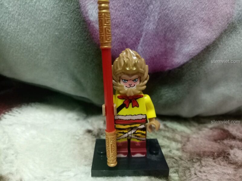 Minifigure Tôn Ngộ Không với Kim Cô Bổng trong bộ lắp ghép Qman 3801 Tây Du Ký