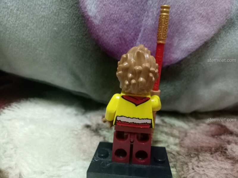 Mặt lưng minifigure Tôn Ngộ Không trong bộ đồ chơi mô hình Enlighten 3801