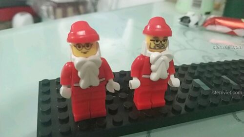 Hai minifigure ông già Noel trong bộ đồ chơi xếp hình Enlighten 626, món quà Giáng Sinh cho con trai và con gái.