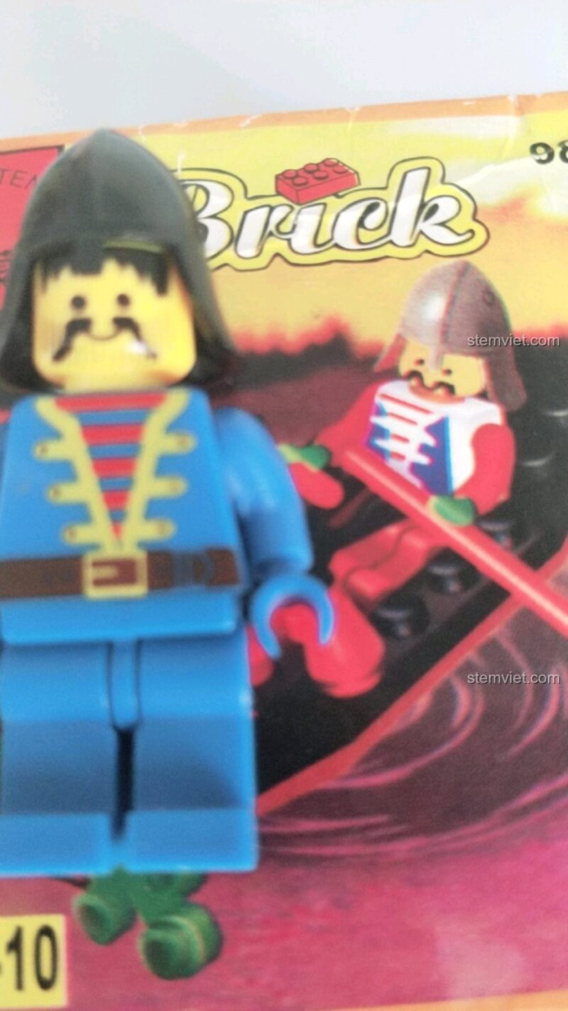 Cận cảnh minifigure hải tặc với bộ ria mép đặc trưng trong bộ Enlighten 9815.