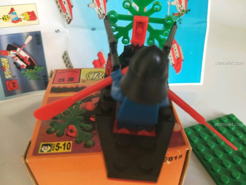 Mô hình Bè cướp biển Enlighten 9815 nhìn từ phía sau, minifigure đang cầm mái chèo.