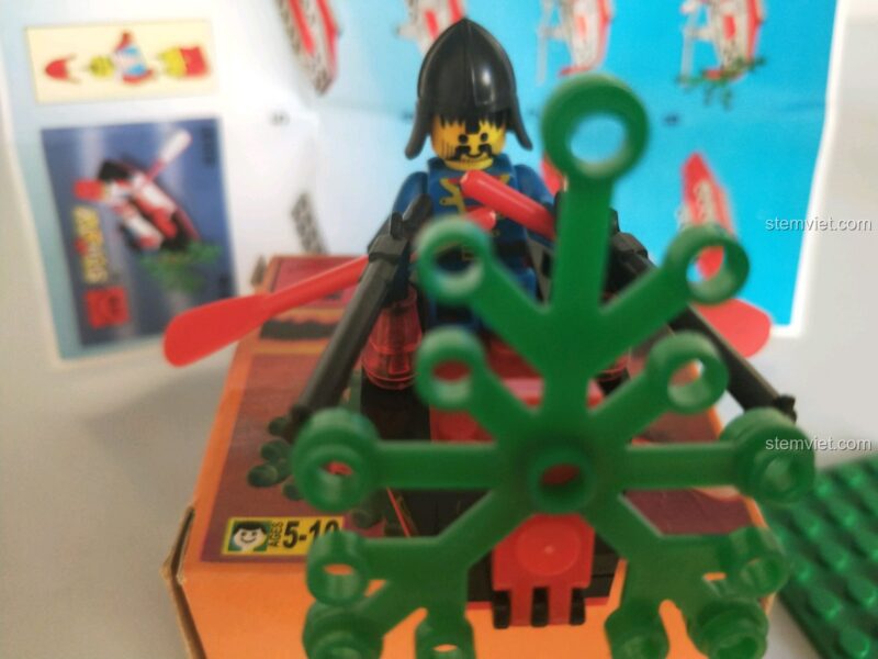 Mô hình thuyền hải tặc Enlighten 9815 hoàn thiện với minifigure và chi tiết rong biển.