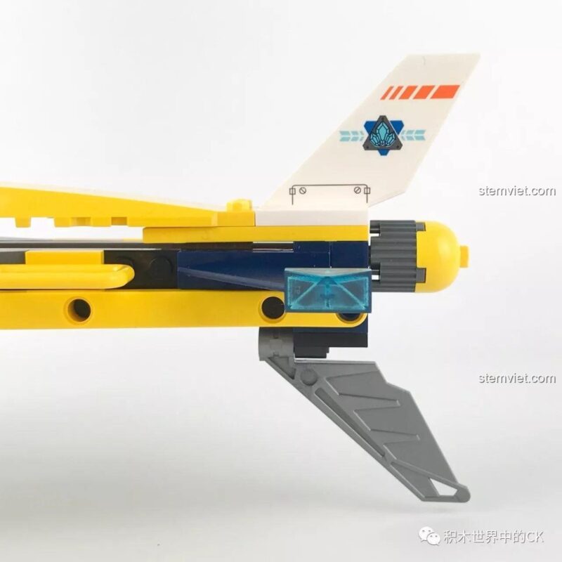Xe đào mini Enlighten và các minifigures của bộ lắp ráp Máy bay vận tải Thunderbird