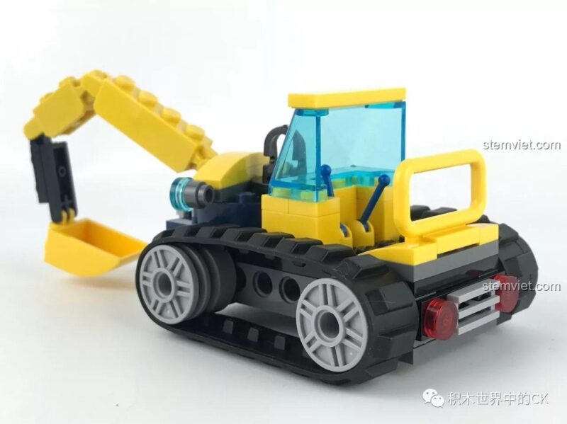Mô hình xe đào mini QMAN 2408 với càng gắp có thể nâng hạ