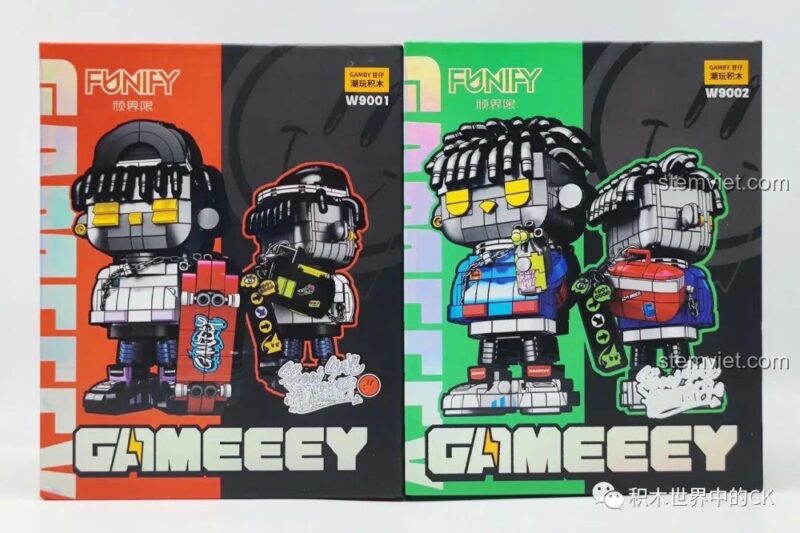 Mô hình Gameeey trượt ván Funify W9001 đứng cạnh các figure khác, cho thấy kích thước thực tế của nhân vật Gameeey, đồ chơi mô hình đáng tiền.