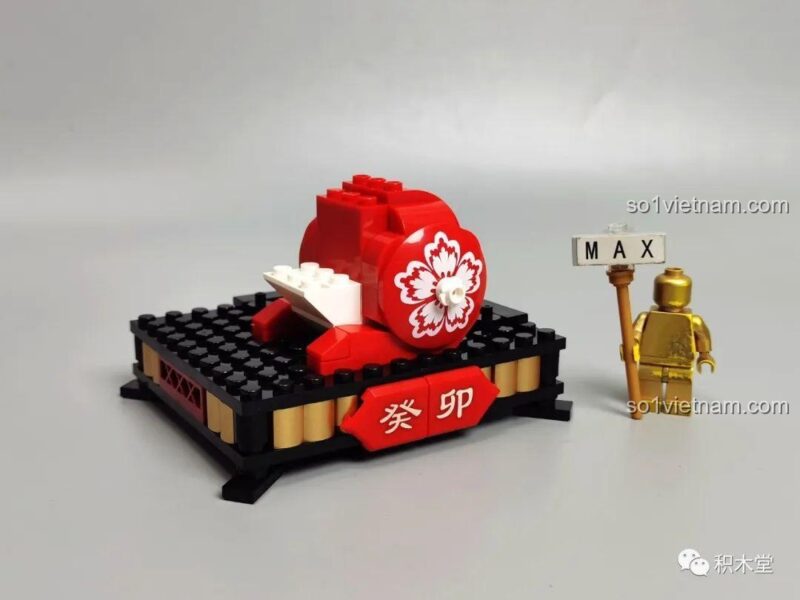 Mô hình Thỏ Đỏ May Mắn G2301 Gobricks hoàn thiện với chú Max