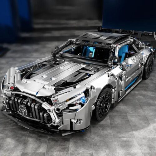 Ảnh chụp chính diện bộ lắp ghép Siêu Xe Mercedes-AMG GT R Bạc Gouqu JKC7207, một món đồ chơi mô hình giá rẻ dành cho con trai 12 tuổi.