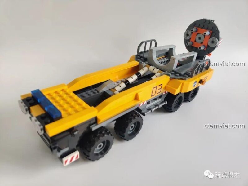 Ảnh review xe tải vận chuyển của Bộ đồ chơi khám phá vũ trụ GUDI sau khi hoàn thành, xe có màu vàng và đen, rất chi tiết.