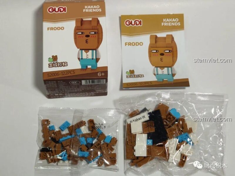 Bên trong hộp bộ lắp ghép GUDI 52006 Chú Chó Frodo, gồm 122 mảnh ghép và sách hướng dẫn.