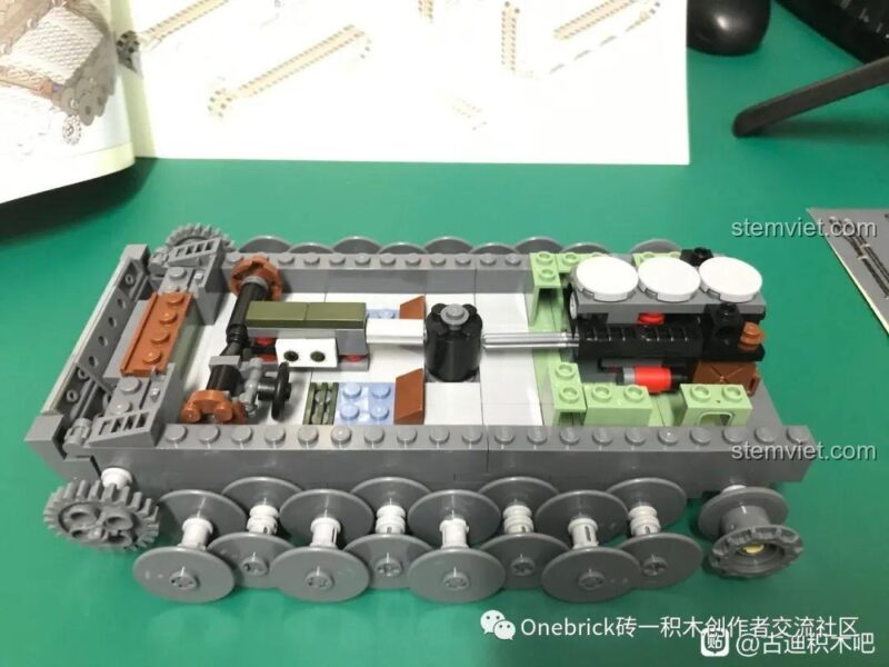Mô hình Xe tăng Tiger I GUDI 6104 sau khi hoàn thành, với các chi tiết nội thất như động cơ và khoang lái được mô phỏng tỉ mỉ.