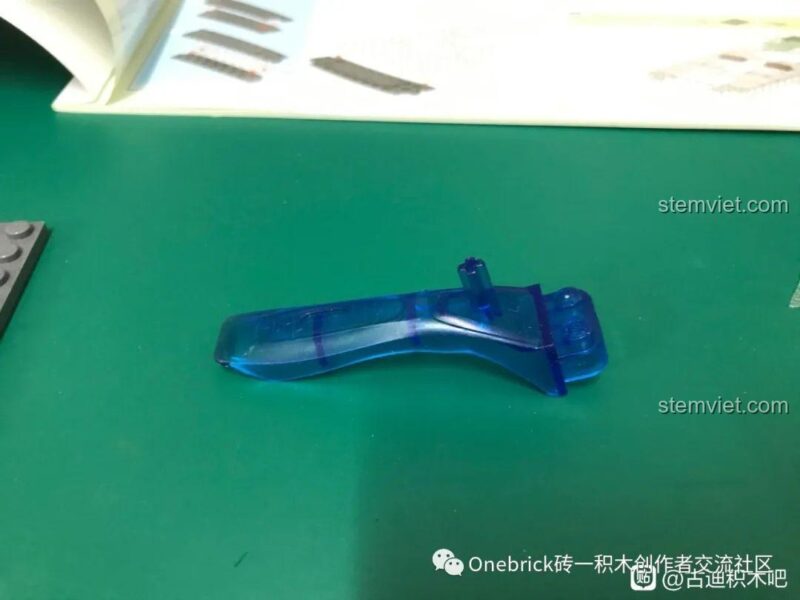 Dụng cụ tháo gỡ mảnh ghép màu xanh đi kèm trong bộ lắp ráp Xe tăng Tiger I, một công cụ hữu ích cho quá trình lắp ráp và sáng tạo.