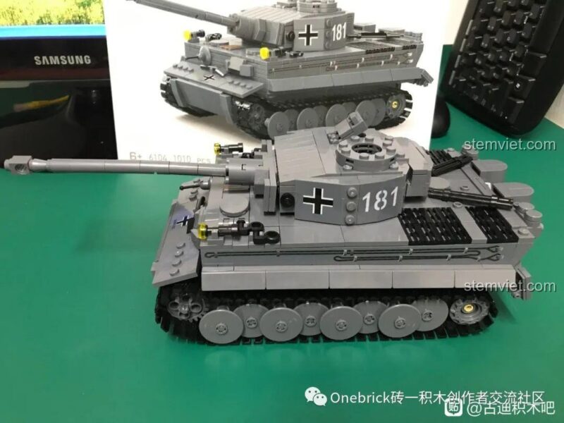 Hệ thống bánh xích giao错 đặc trưng của đồ chơi lắp ghép Hổ thép Tiger I, một chi tiết thiết kế phức tạp và chính xác về mặt lịch sử.