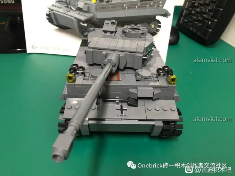 Mô hình Xe tăng Tiger I hoàn chỉnh với tháp pháo và nòng súng được lắp đặt, sẵn sàng cho các trận chiến giả tưởng của bé.