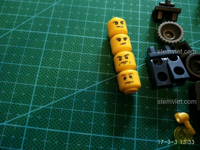 Chi tiết khuôn mặt minifigure của bộ lắp ghép GUDI 9316 Trạm Cảnh Sát Di Động