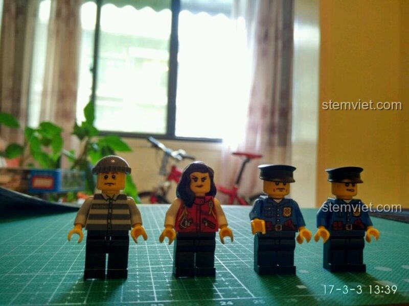 4 minifigures của đồ chơi lắp ráp GUDI 9316 Trạm Cảnh Sát Di Động bao gồm cảnh sát và tù nhân