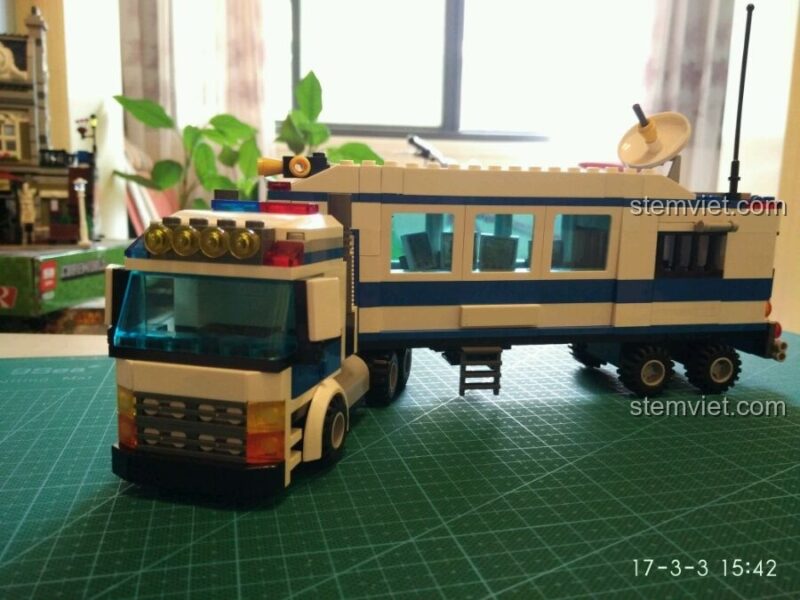 Mô hình hoàn chỉnh xe tải và trạm cảnh sát di động GUDI 9316 Trạm Cảnh Sát Di Động