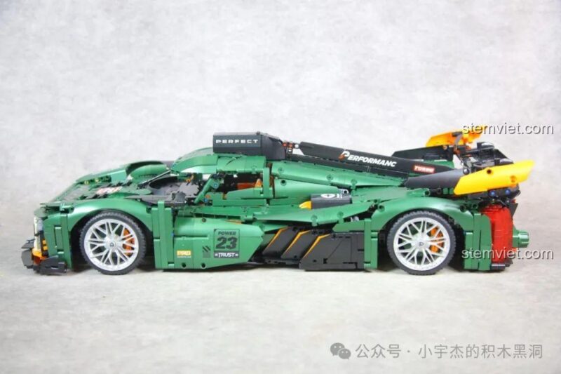 Góc nhìn từ trên cao của mô hình Peugeot 9X8 Hypercar 10616 đã hoàn thiện.