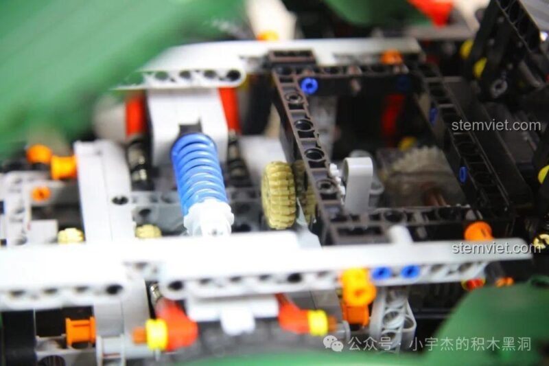 Cận cảnh hệ thống treo sau độc đáo của xe đua Peugeot 9X8 10616.