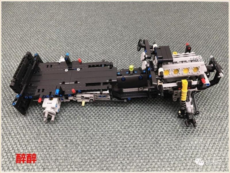 Chi tiết bánh dự phòng được gắn ở phía sau xe tải địa hình Happy Build 1211, tăng thêm vẻ chân thực và hầm hố.