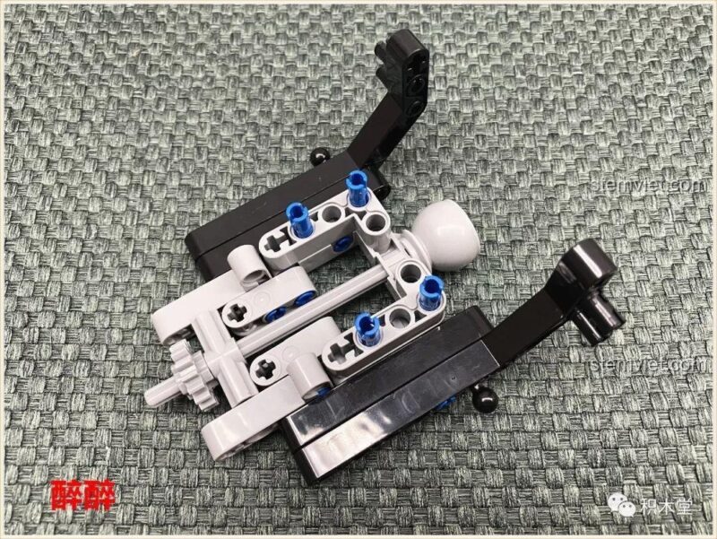 Các bộ phận truyền động của bộ đồ chơi Happy Build 1211 Xe Tải Địa Hình Baja Monster Energy, giúp bé trai hiểu về cơ chế hoạt động.