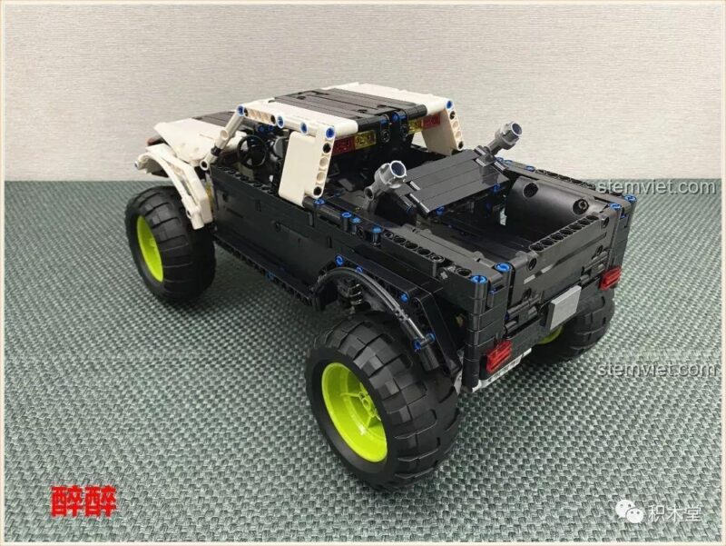 Mô hình Xe Tải Địa Hình Baja Monster Energy Happy Build 1211 đã hoàn thành, trông rất ấn tượng và mạnh mẽ.
